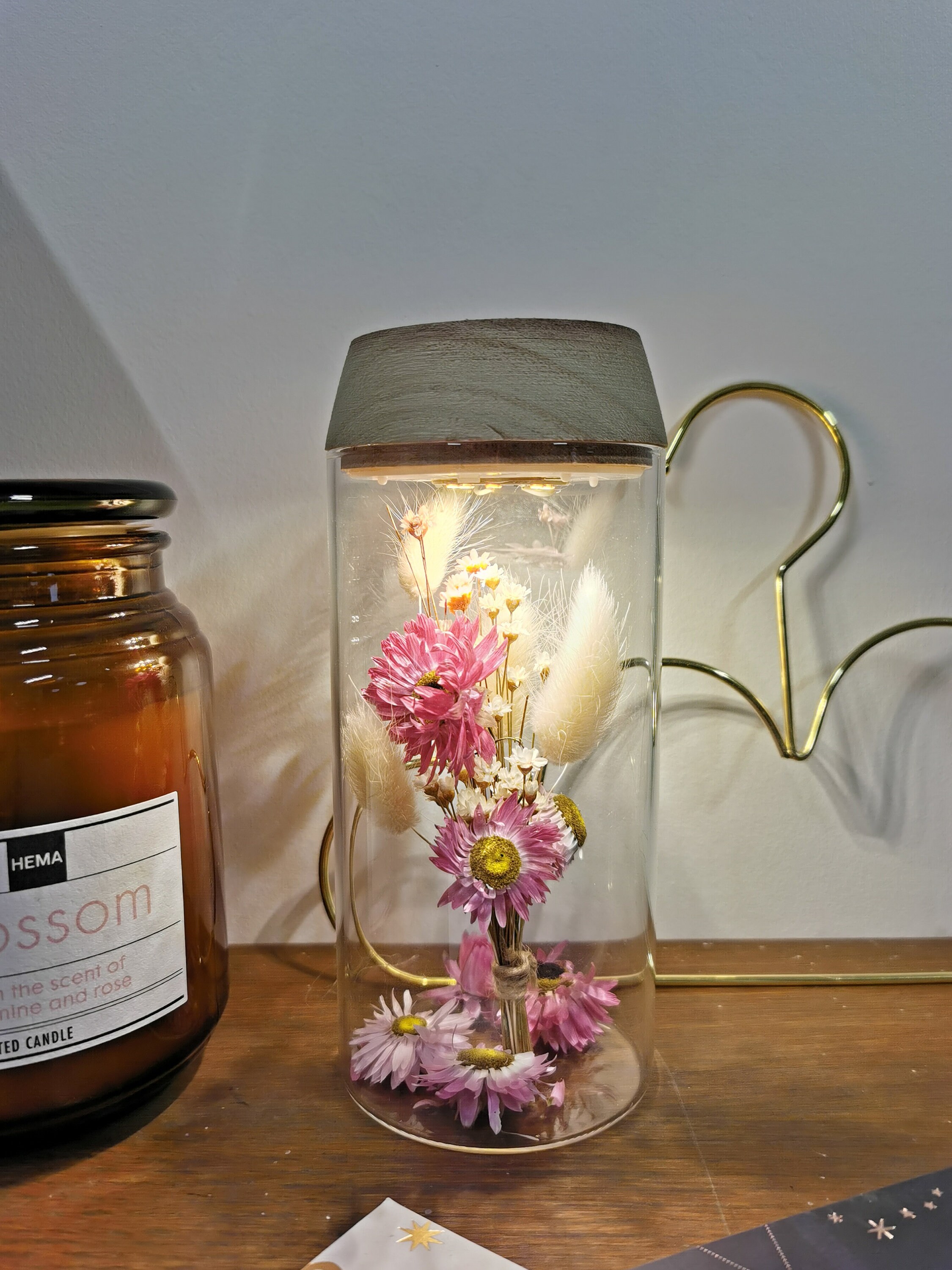 Un Mini Bouquet et Son Contenant Éclairé