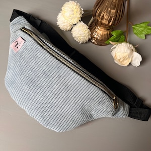 Personalisierte Bauchtasche mit Sternzeichen - Pastellblau