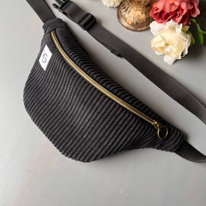 Personalisierte Bauchtasche Sternzeichen Schwarz Cord Bild 1