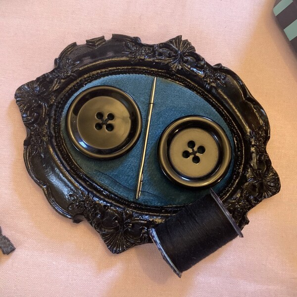 Ojos de botón inspirados en Coraline arte hecho a mano en mini marco ornamentado
