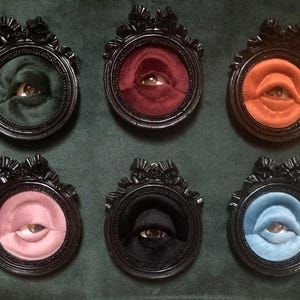 Olho de monstro em mini moldura ornamentada - Arte de parede artesanal, peculiar, assustadora e eclética, curiosidades assustadoras, decorações de Halloween OOAK
