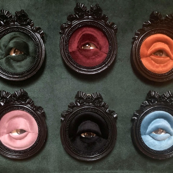Monsteröga i mini utsmyckad ram - udda, kusliga, eklektiska, handgjorda väggbonader, kusliga kuriositeter, OOAK Halloweendekorationer