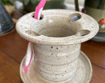 手作りの陶器製歯ブラシホルダー