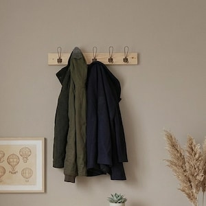 Rustykalny wieszak na ubrania z litego drewna z metalowymi haczykami, montowany na ścianie (głębokość 10 cm)