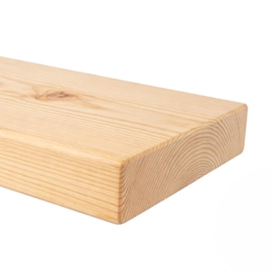 Puede incluir: Una tabla de madera rectangular de color claro, con veta visible y borde redondeado. La tabla está sin terminar y parece lista para diversos proyectos de carpintería. La madera tiene un tono natural y cálido.