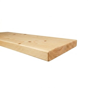 Könnte beinhalten: Ein helles, rechteckiges Holzregal mit abgerundeter Kante. Die Holzmaserung ist sichtbar, und das Regal scheint aus Kiefernholz zu bestehen. Das Regal ist unfertig und bereit zum Beizen oder Streichen. Das Regal ist etwa 76 cm lang.