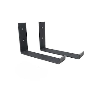 Pode incluir: Dois suportes de prateleira de metal em forma de L com acabamento em cinza carvão escuro. Cada suporte possui uma placa traseira vertical com dois orifícios de montagem circulares pré-perfurados e um braço de suporte horizontal com um rebordo.