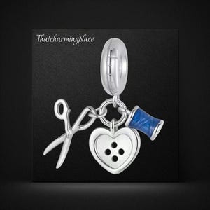 925 Sterling Silber Näh-Anhänger: Schere, Knopf & Blaue Baumwolle