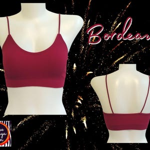 Peut inclure: Un soutien-gorge de sport de couleur bordeaux avec des bretelles fines. Le soutien-gorge est fait d'un matériau doux et extensible et a une conception sans couture.