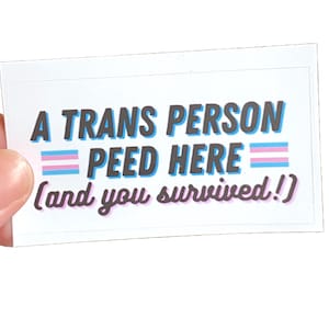 Una persona trans ha fatto pipì qui (e sei sopravvissuto!) Adesivo - Decalcomania impermeabile per i diritti trans