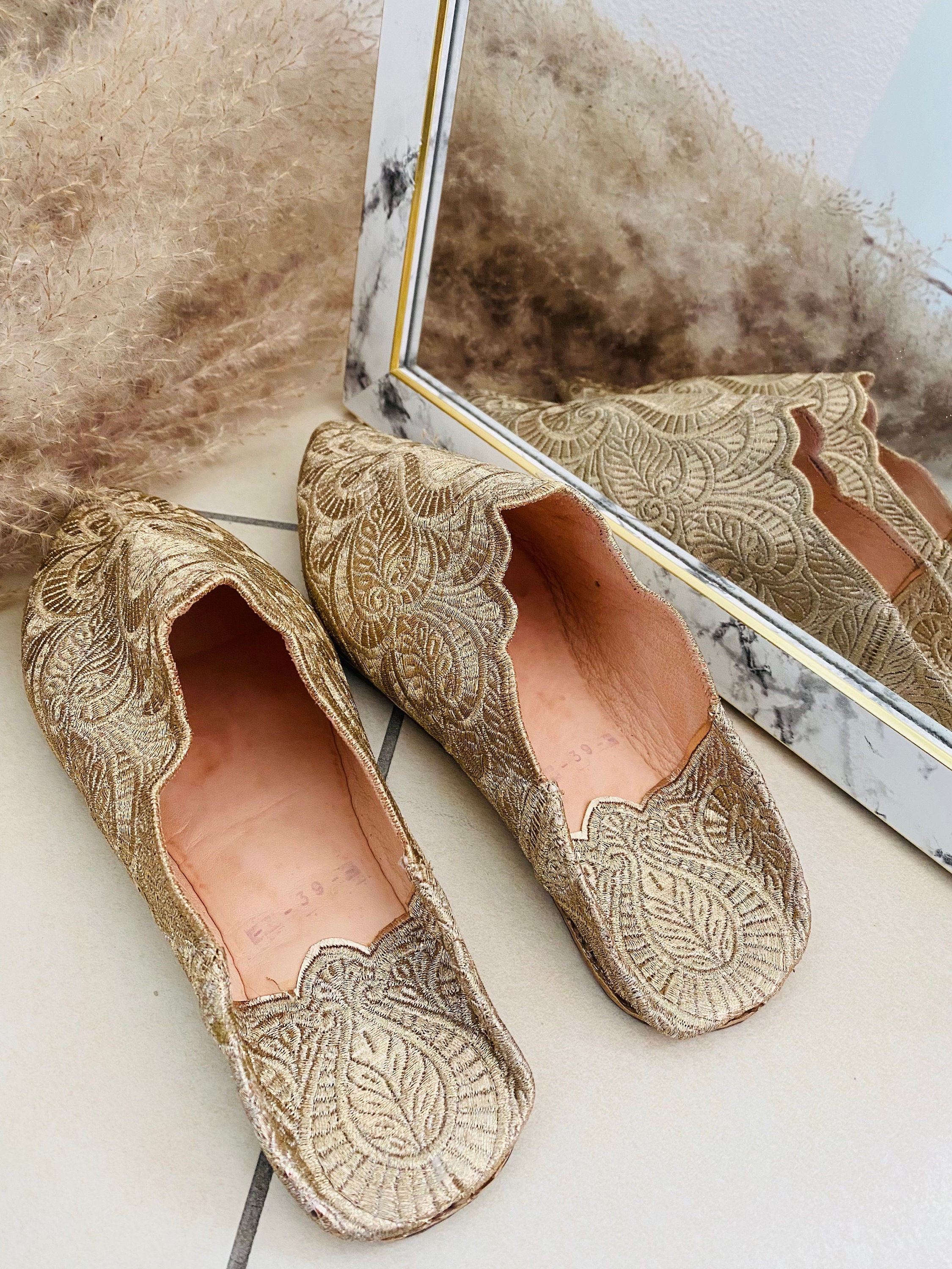 Babouche doré femme sale