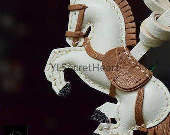 Dije de cuero hecho a mano para bolso de caballo, bonito dije de llavero de caballo, dije de bolso y cartera de cuero
