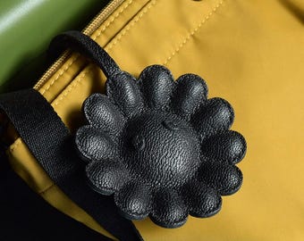 Pingente de bolsa de couro com flor preta, pingente de flor de couro feito à mão, pingente de bolsa e bolsa de couro, chaveiro de flor, presente de couro feito à mão