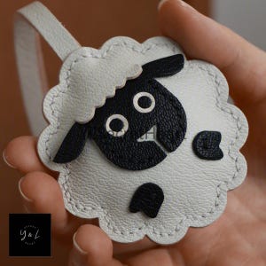 Dije de cuero de oveja para bolso, dije de coche de oveja hecho a mano, lindo dije de bolso/monedero de cuero de oveja, llavero de oveja, regalo de cuero hecho a mano