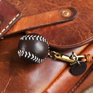 Leder Kleiner Baseball Charme, Handgemachter Leder Taschenanhänger, Leder Handtasche und Geldbörse Charme, Niedlicher Baseball Schlüsselbund, Handgemachtes Ledergeschenk