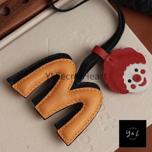 Dije de cuero con la letra M para bolso, Dije de cuero con la letra M hecho a mano, Dije de cuero para bolso y cartera, Llavero con la letra M, Regalo de cuero hecho a mano