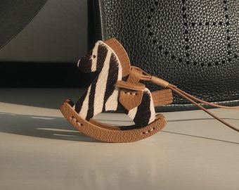 Colgante de caballo de cuero, colgante de bolso de cuero hecho a mano, colgante para bolso de mano y cartera de cuero, llavero de caballo bonito, regalo de cuero hecho a mano