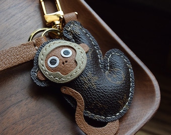 モノグラム　レザーハンドバッグ　キャラメルブラウン　ドッグチャーム付き　希少レア Leather Monkey Charm, Handmade Monkey Leather Bag Charm, Leather