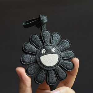 Dije de flor negra de cuero, dije para bolso de cuero hecho a mano, dije para bolso y cartera de cuero, llavero de flor con sonrisa adorable, regalo de cuero hecho a mano