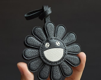 Lederen zwarte bloem bedel, handgemaakte leren tas bedel, leren handtas en portemonnee bedel, schattige glimlach bloem sleutelhanger, handgemaakt leren cadeau
