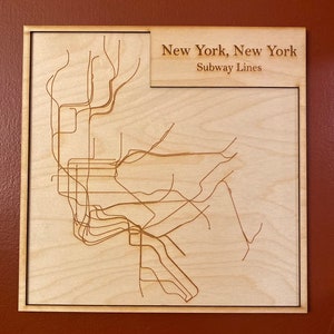 Mapa del metro de la ciudad de Nueva York grabado con láser: una pieza de arte mural única. Metro de Manhattan, Brooklyn, Queens y Bronx, Nueva York