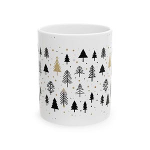 Puede incluir: Taza de cerámica blanca con un patrón de árboles de Navidad estilizados y puntos en negro y dorado.