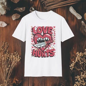 Love Hurts T-shirt: gedraaid Valentijnsshirt - Dark Cartoon Aesthetic T-shirt