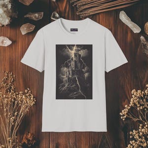 Camiseta gráfica inspirada en la carta del Tarot de la Torre - Diseño de Torre Mística - Camiseta espiritual para amantes del Tarot y almas brujas