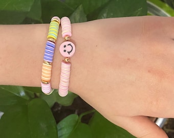 Sourire près du bracelet soleil