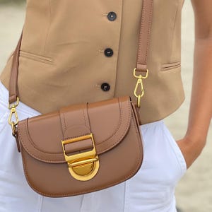 Bolso de cuero liso tipo sillín, bandolera marrón, bolso de mano de cuero italiano genuino con herrajes en tono dorado antiguo.