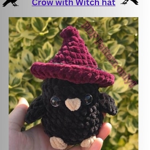 Könnte beinhalten: Ein handgefertigter schwarzer Krähen-Amigurumi mit einem weinroten Hexenhut. Die Krähe hat einen beigen Schnabel und posiert. Der Text "Low sew Crow with Witch hat" steht oben im Bild. Der Text "PDF Pattern only!!" befindet sich auf der rechten Seite.