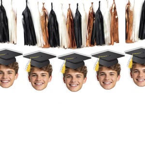 Custom Face Banner with Mortarboard Cap: Personalized Photo Graduation Party Decorations Bild 1