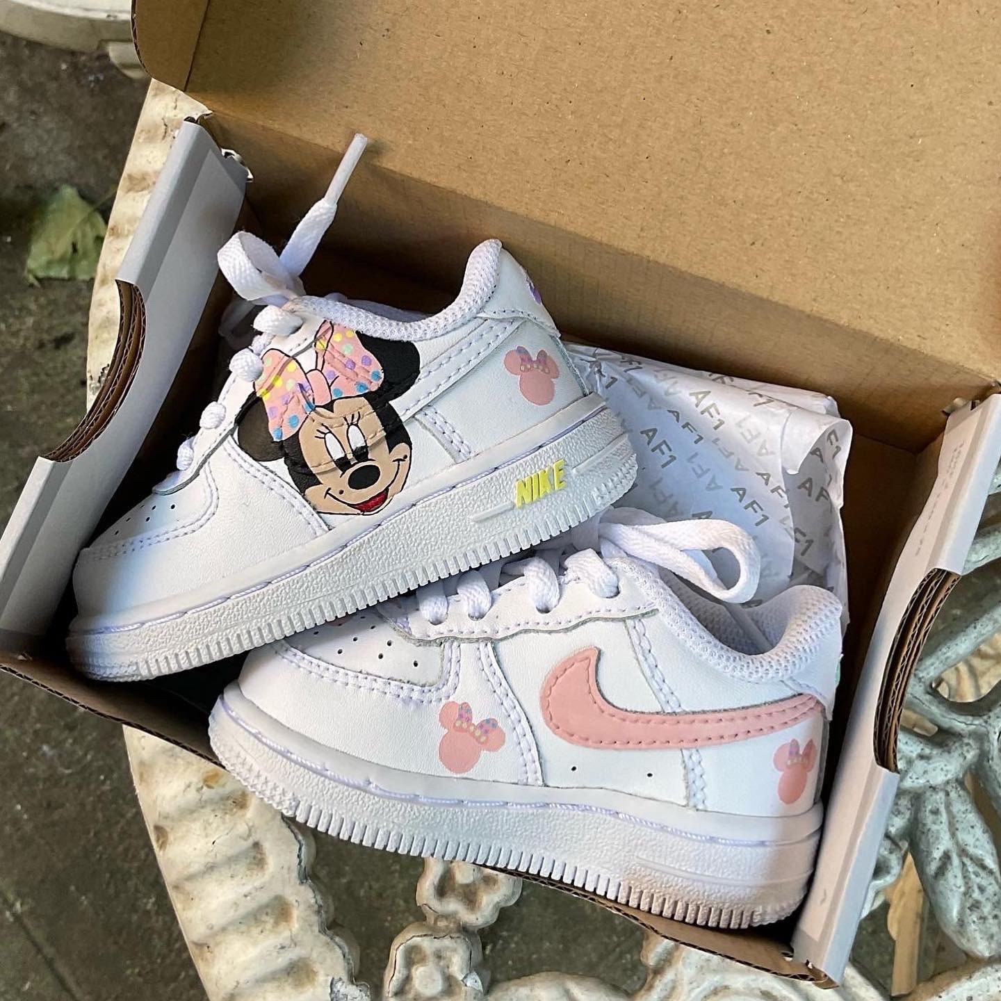 Air Force 1 Custom Low Cartoon Chicago Red Shoes White Black Outline M –  Rose Customs, Air Force 1 Custom Shoes Sneakers Design Your Own AF1