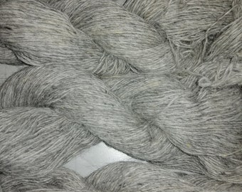 100% laine de mouton, naturelle, non teinte. Couleurs : gris clair, crème, graphite ; fil simple ; 0,45 kg=1 livre