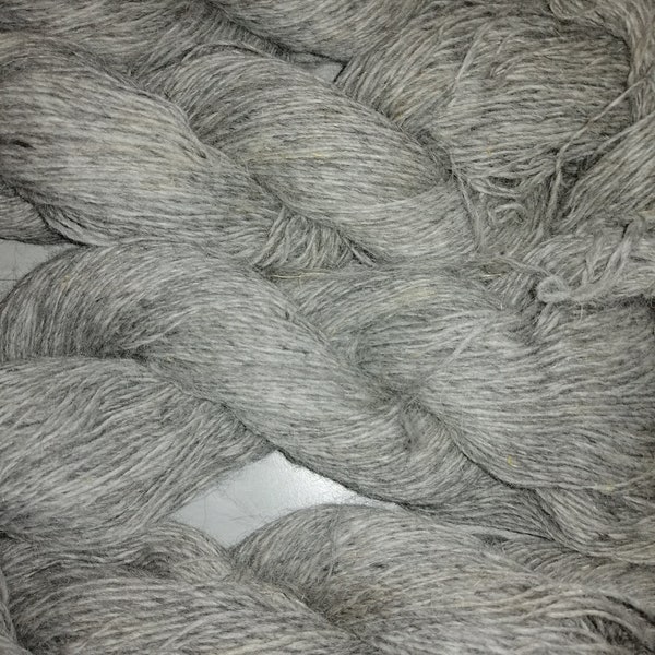 100% sheep wool, natural, undyed. Colors: light gray, cream, graphite; single yarn ; 0.45 kg=1 lb