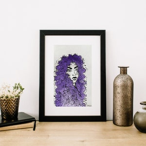 Acryl- en aquarelillustratie 'Vrouw met paars haar', tekening van een vrouw met krullend haar, illustratie van een vrouw met paars haar, vrouwenportret