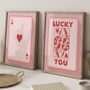 Zestaw 2 sztuk sztuki ściennej w stylu retro, wydruk Lucky You, wydruk różowej karty, wydruk artystyczny Queen Funky, nowoczesna sztuka ścienna, kolorowa sztuka ścienna z kartami do gry, cyfrowa