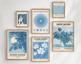 Op de afbeelding: Een set van zes blauwe en witte ingelijste kunstprints met gouden lijsten. De prints tonen verschillende stijlen, waaronder abstracte, bloemige en Japanse kunst. De prints zijn in een rasterpatroon op een witte muur gerangschikt.