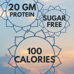 Peut inclure: Trois illustrations bleues en forme de fleur avec du texte &agrave; l'int&eacute;rieur. La premi&egrave;re illustration dit "20 GM PROTEIN", la deuxi&egrave;me dit "SUGAR FREE" et la troisi&egrave;me dit "100 CALORIES".