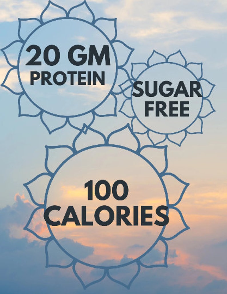 Peut inclure: Trois illustrations bleues en forme de fleur avec du texte &agrave; l'int&eacute;rieur. La premi&egrave;re illustration dit "20 GM PROTEIN", la deuxi&egrave;me dit "SUGAR FREE" et la troisi&egrave;me dit "100 CALORIES".