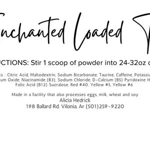 Op de afbeelding: Witte achtergrond met de woorden "Enchanted Loaded Teas" in een cursief lettertype. Instructies om 1 schepje poeder in 710-946 ml water te roeren. Ingredi&euml;nten en contactgegevens staan ook vermeld.