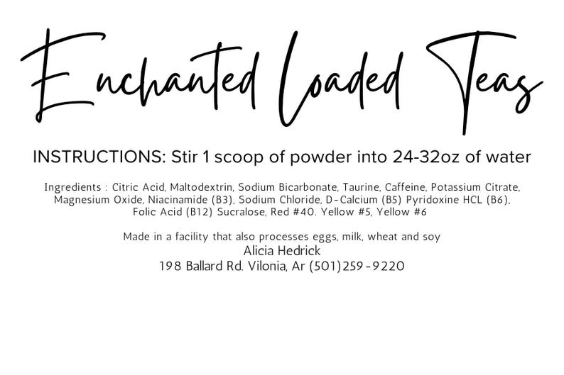 Op de afbeelding: Witte achtergrond met de woorden "Enchanted Loaded Teas" in een cursief lettertype. Instructies om 1 schepje poeder in 710-946 ml water te roeren. Ingredi&euml;nten en contactgegevens staan ook vermeld.