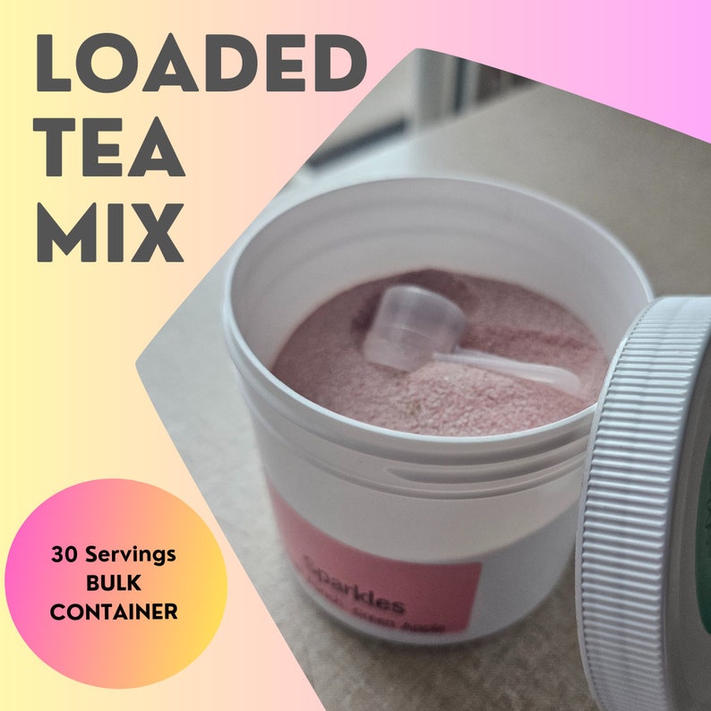 Puede incluir: Un recipiente de pl&aacute;stico blanco con polvo rosa en su interior. El recipiente tiene una cuchara y una tapa. La etiqueta del recipiente dice "Sparkles" y "Loaded Tea Mix". El recipiente est&aacute; etiquetado como un recipiente a granel de 30 porciones.