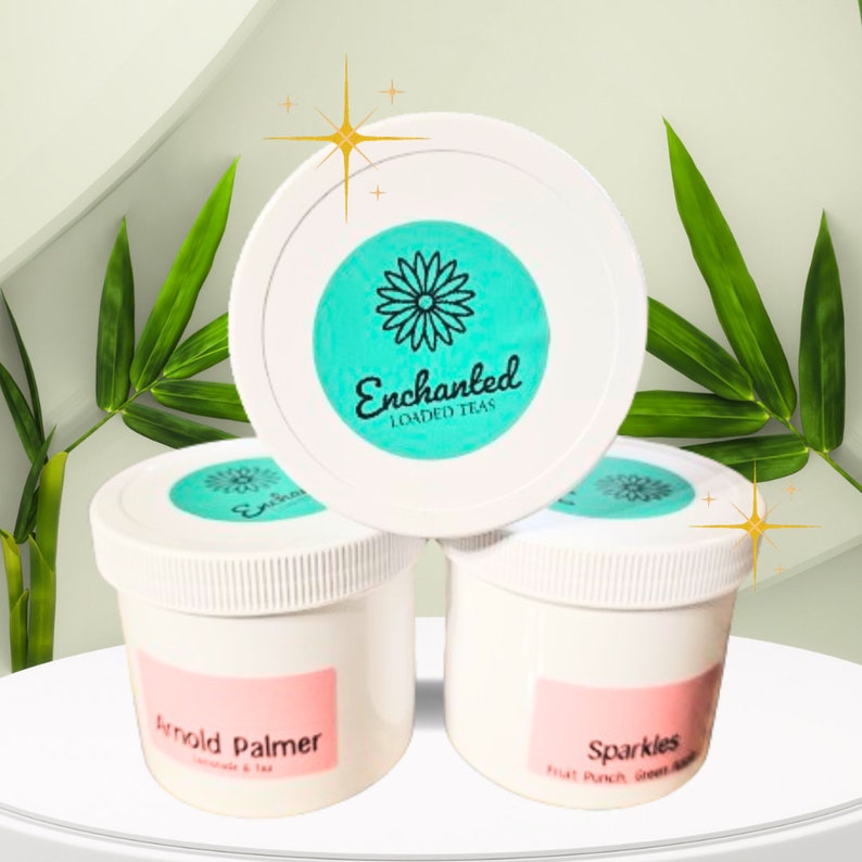 Puede incluir: Tres frascos blancos con tapas y etiquetas de color turquesa. El frasco de arriba tiene una etiqueta turquesa con una margarita blanca y el texto "Enchanted Loaded Teas". El frasco de la izquierda tiene una etiqueta rosa con el texto "Arnold Palmer Lemonade & Tea". El frasco de la derecha tiene una etiqueta rosa con el texto "Sparkles Fruit Punch Green Tea".