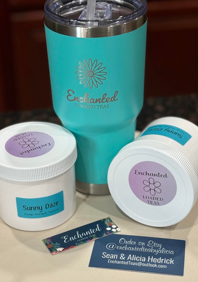 Puede incluir: Un vaso turquesa con tapa plateada y una pajita. El vaso tiene una pegatina blanca con el texto "Enchanted Loaded Teas" y un dise&ntilde;o de flor. Hay dos tarros blancos con etiquetas que dicen "Enchanted Loaded Teas" y "Sunny Daze Orange, Pineapple, Peach Tea". Hay una tarjeta de visita con el texto "Pide en Etsy @enchantedteabyalicia Sean & Alicia Hedrick EnchantedTeas@outlook.com"