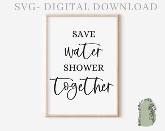 Puede incluir: Una descarga digital imprimible de un cartel que dice "Save water shower together" en una fuente cursiva negra sobre un fondo blanco.