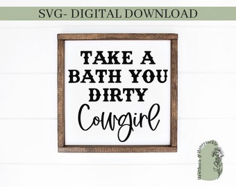 Ta ett bad, din smutsiga cowgirl-svg, fyrkantig skylt-svg, träskylt-svg, västerländsk skylt, lantligt bondgård, PNG, badrumsskylt, badrumsdekor-svg,