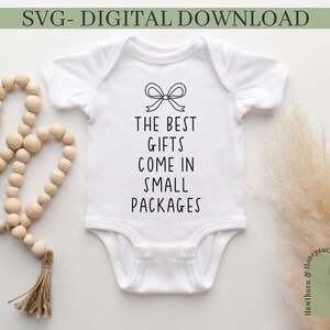 Die besten Geschenke kommen in kleinen Paketen SVG, Weihnachten Schwangerschaft Ankündigung Onesie, Überraschung Baby Svg, Weihnachten Baby Plotterdatei, Cricut, PNG