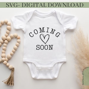 Coming Soon SVG, Baby Onesie Zitat Svg, Baby Bodysuit Svg, Schwangerschaft Ankündigung Svg, Großeltern Reveal Svg, Cricut, Silhouette, PNG