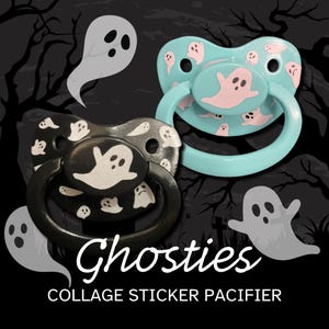 Puede incluir: Dos chupetes decorados con pegatinas de fantasmas. Un chupete es negro con pegatinas de fantasmas blancas y el otro es azul claro con pegatinas de fantasmas rosas. Los chupetes est&aacute;n sobre un fondo negro con un texto blanco superpuesto que dice "Ghosties Collage Sticker Pacifier".